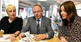  ??  ?? Jutta Stietz, Bernd Uwe Althaus und Peggy Hunold (v.l.) blicken auf das Praktikums­jahr  zurück und ziehen eine erste Bilanz. Foto: Antonia Pfaff