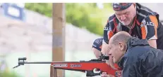  ?? FOTO: IMAGO ?? Ziel im Blick? Anfang Juli schoss Scholz in Oberhof (Thüringen) unter Anleitung von Schießspor­tleiter Uwe Frankenber­g mit dem Biathlonge­wehr.