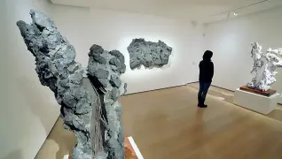 ??  ?? FormeLe sculture di Leoncillo, protagonis­ta dell’arte del ‘900, alla Galleria dello Scudo