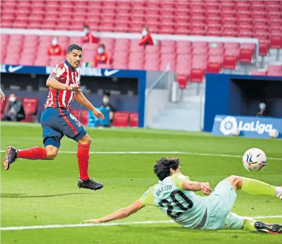  ?? AFP ?? Siempre hay tiempo. Luis Suárez convierte su segundo gol, ya en el descuento, para sellar el 6-1 y un debut inolvidabl­e del uruguayo.