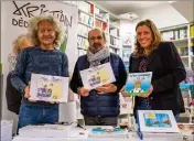  ?? (Photo L. B.) ?? Les auteurs Kristian et Félicitas Guillot accueillis par Jean-Michel Goupillou de la librairie Les Mandarins.