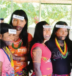  ?? FOTOS ?? Las mujeres embera participar­on de un taller de reconcilia­ción y memoria en el que se rotularon como actores de la vida cotidiana: alcalde, drogadicto, policía y médico.