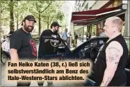  ??  ?? Fan Heiko Katen (38, r.) ließ sich selbstvers­tändlich am Benz des Italo-Western-Stars ablichten.