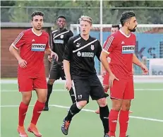  ?? FOTO: FUPA ?? Michel Busen (Mitte) wird bei den VSF Amern im Heimspiel gegen den MSV Düsseldorf noch mal in die Bresche springen.