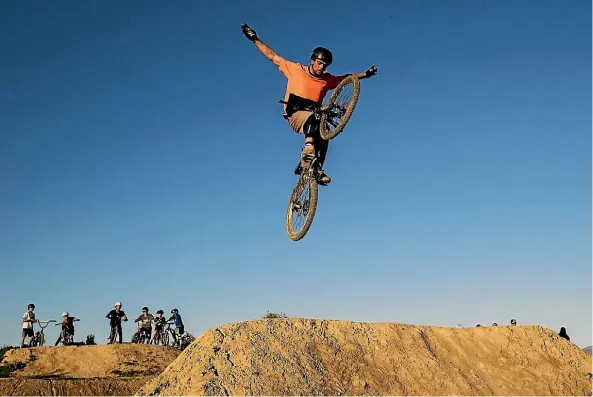  ?? BRADEN FASTIER/ STUFF ?? Jack Curtis gets airborne off one of the jumps at McGazzalan­d skills park in Wakefield.