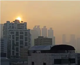  ?? (AFP) ?? A layer of smog blankets the Thai capital Bangkok on Monday