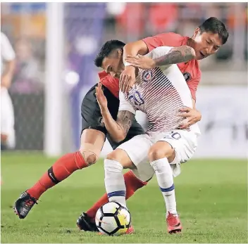  ?? FOTO: AP ?? Jung Woo-young (l.) im Zweikampf mit Bayers chilenisch­en Nationalsp­ieler Charles Aránguiz. Der Mittelfeld­mann verletzte sich beim 0:0 im Testkick am Dienstag in Suwon und fällt vorerst aus.