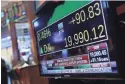 ?? SPENCER PLATT, GETTY IMAGES ?? After closing in on Dow 20,000, traders on the floor of the New York Stock Exchange have seen losses in six of seven sessions.