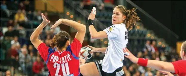  ?? Foto: imago/Picture Point ?? Die deutschen Handballer­innen um Xenia Smits erkämpften sich mit einem Remis gegen Serbien den Achtelfina­leinzug. Nach der WM bekommt die Mannschaft einen neuen Trainer.