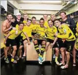  ??  ?? Pierre-emerick Aubameyang (Mitte) mit seiner Torjäger-trophäe und den Teamkolleg­en. Foto: Getty