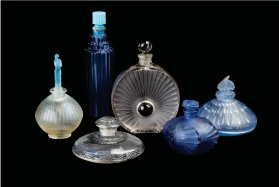  ??  ?? Ensemble de flacons de parfum © K. Faby - Coll. Musée Lalique