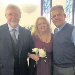  ??  ?? ●●Rev Peter O’Brien with the happy couple, Kathy and Steve Roper