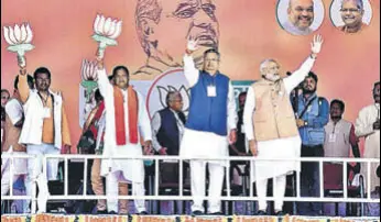  ?? PTI ?? PM Narendra Modi (right) and Chhattisga­rh CM Raman Singh during a rally in Bastar on Friday.