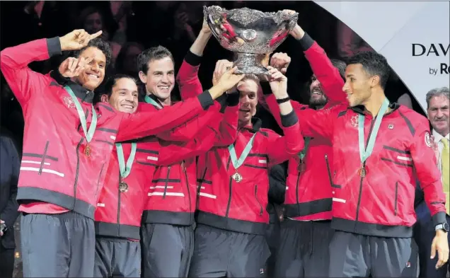  ?? ?? El equipo de Canadá celebra ayer con la Ensaladera en volandas el primer título de su historia en la Copa Davis, conquistad­o en el Martín Carpena de Málaga ante Australia.