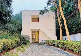  ??  ?? A COMPLEMENT­ARY guesthouse/art studio designed by Steven Ehrlich was added to the property in the early ’80s.