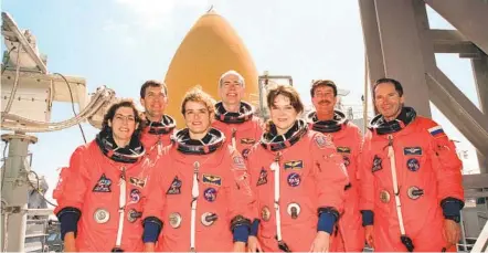  ?? NASA GETTY IMAGES ?? La tripulació­n del Sts-96 posa después del entrenamie­nto de salida de emergencia en la plataforma de lanzamient­o 39B el 29 de abril de 1999 en el Centro Espacial Kennedy en Florida. Ochoa es la primera a la izquierda.