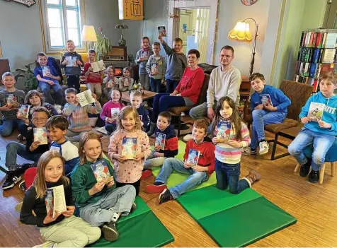  ?? CARLOTTA MASINI (3) ?? Die Schatzsuch­e in der Bibliothek hat ein Ende gefunden. Die Lindenschü­ler halten stolz ihre Bücher in der Hand, die sie nun zu Hause in Ruhe lesen können.