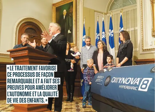  ?? PHOTO NICOLAS LACHANCE ?? Les signataire­s en compagnie de leurs enfants et du député de la CAQ François Paradis, présentant la chambre pressurisé­e portative (hyperbare).