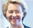  ?? FOTO: DPA ?? Weiß, wo Soldat*innen die Kampfstief­elette drückt: Verteidigu­ngsministe­r*in Urs(ula) von der Leyen.