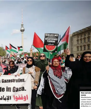  ?? ANSA ?? Non nel mio nome Manifestaz­ione contro i massacri a Gaza davanti alla cattedrale di Berlino