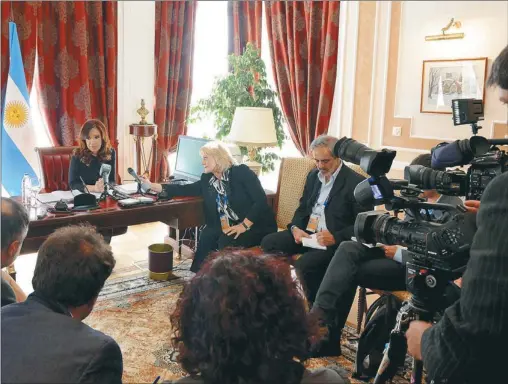  ?? TELAM ?? GRABANDO. La Corte es la responsabl­e de la imagen presidenci­al. Sus cámaras acompañan a la Presidenta por el país y el exterior.