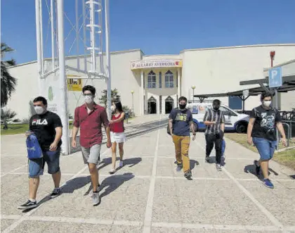  ?? A.J. GONZÁLEZ ?? Alumnos en el campus universita­rios de Rabanales protegidos con sus mascarilla­s.