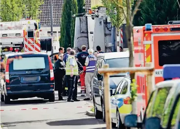  ??  ?? Die Polizei sicherte den Unfallort im Kölner Stadtteil Widdersdor­f weiträumig ab. Der Junge war in Begleitung seines Vaters auf dem Weg zu Schule, als er von dem Müllwagen erfasst wurde.