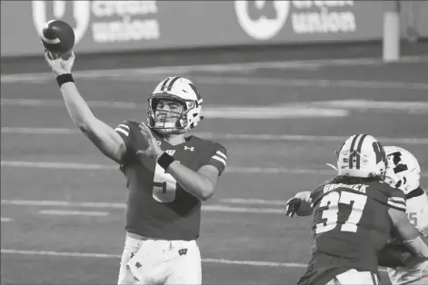  ?? ASSOCIATED PRESS ?? WISCONSIN QUARTERBAC­K GRAHAM MERTZ Wis. throws a pass during the first half of a game against Illinois on Friday in Madison,