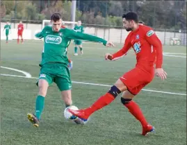  ?? (P. Lapoirie) ?? Les Grassois (ici Boussaid en rouge) poursuiven­t l’aventure en Coupe.