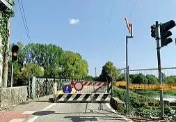  ?? ?? Sbarrato
Il ponte ottocentes­co (che chiuderà totalmente per restauro) che il Comune avrebbe dovuto ampliare, ma che la Provincia intende rimpiazzar­e con un viadotto da 20 milioni