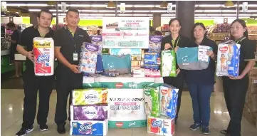  ??  ?? (From left) Everrise BDC supervisor Chong Wee Liong with senior executives Siaw Siew Tiong and Hiu Siat Ting, assistant executive Sim Mei Yi, and Kimberly Clark Trading (M) Sdn Bhd sales executive Ling Hui Chen introduce the Kimberly Clark Road Show to...