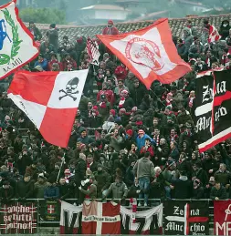  ??  ?? Vicenza Il «muro» biancoross­o sugli spalti dello stadio Turina di Salò dove il Vicenza ha vinto 3-1 sabato pomeriggio. Sotto De Bortoli, Zanini e Zocchi a «Quelli che il calcio»