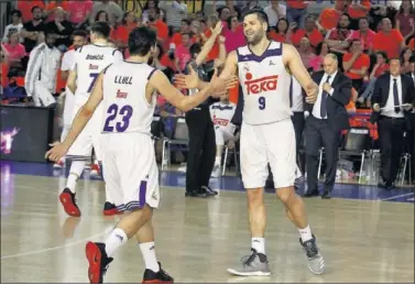  ??  ?? ALEGRÍA. Sergio Llull y Felipe Reyes celebran una acción del partido ante el Montakit Fuenlabrad­a.