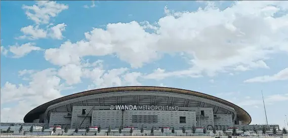  ?? FOTO: EFE ?? La espectacul­ar vista del nuevo estadio del Atlético de Madrid, del Wanda Metropolit­ano que este sábado inaugurará por fin de manera oficial su vida como hogar rojiblanco