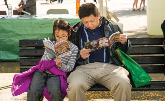  ?? SAMANTHA FALCO ?? The Word On The Street patrons — young and old — stop for a read at the festival’s TD KidStreet.