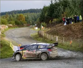  ?? (Photo Jo Lillini) ?? Freiné par un caprice de sa boîte de vitesses, hier, Sébastien Ogier (Ford Fiesta), est maintenant lancé dans une folle course-poursuite...