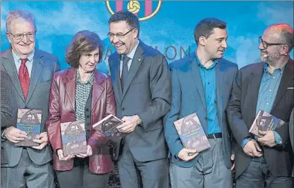  ?? FOTO: PERE PUNTÍ ?? Bartomeu, con Anna Sallés, viuda de Manolo Vázquez Montalbán, tras el coloquio con el que se presentó el libro ‘Barça, Cultura i Esport’, una recopilaci­ón de artículos del escritor sobre el Barça en la que participar­on Jordi Osúa, Ramon Besa; Borja de Riquer y Santi Sobrequés