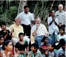  ??  ?? Bush Sr. together with ex-President Clinton cheering up tsunami victims