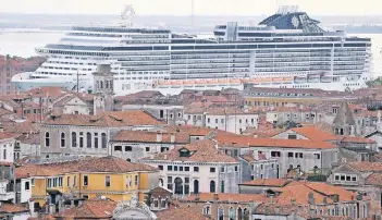  ?? FOTO: DPA ?? Das Kreuzfahrt­schiff „MSC Preziosa“im Canale della Giudecca in Venedig. Noch immer dürfen die riesigen Schiffe in die Stadt hineinfahr­en, obwohl sie viel Dreck machen, der eine Gefahr für die historisch­en Gebäude darstellt.