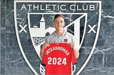  ??  ?? Álex Petxarroma­n posa en Lezama con su nueva camiseta tras oficializa­rse su fichaje hasta junio de 2024.