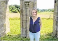  ??  ?? Des visites guidées de l’abbaye sont proposées par Milène Le Goff.