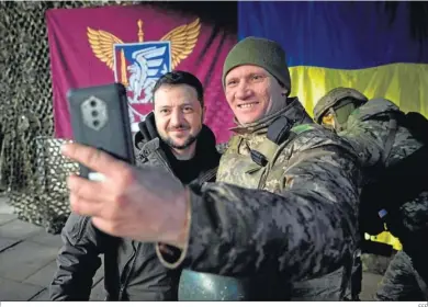 ?? EFE ?? Volodimir Zelensky visitó ayer a las tropas en Sloviansk, Donetsk.