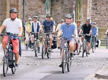  ?? RP-FOTO: ACHIM BLAZY ?? Auch der Allgemeine Deutsche Fahrradclu­b (ADFC) Ratingen mit Helmut Löffelmann (Vierter von links) an der Spitze macht wieder beim Stadtradel­n mit.