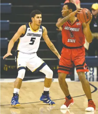  ?? STAFF PHOTO BY ROBIN RUDD ?? UTC's Nat Dixon (5) guards Jacksonvil­le State's Jamail Gregory in the Cayman Islands Classic Chattanoog­a Bracket at McKenzie Arena on Nov. 21.Dixon is averaging 11.4 points and 2.8 assists per game.