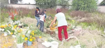  ??  ?? Angélica Lozano Suárez, de 65 años, es una de las pocas pobladora de San Mateo Ixtacalco que acudió a lo que ella llama el panteón “fantasma”; el cementerio ocupa un terreno de casi 7 mil metros cuadrados.