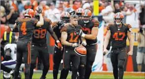  ?? Ron Schwane ?? The Associated Press Browns players congratula­te kicker Greg Joseph after his 37-yard field goal in overtime gave Cleveland a 12-9 victory over the Ravens on Sunday as a 3½-point home underdog.