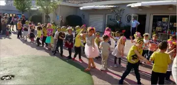  ?? (Photo C. R.) ?? Kermesse et danses pour célébrer l’arrivée du printemps par les tous petits de la maternelle Zunino.