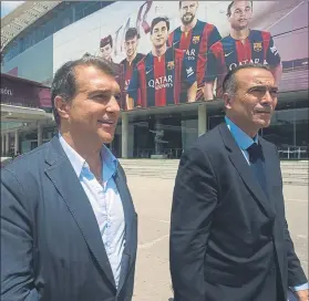  ?? FOTO: MANEL MONTILLA ?? Joan Laporta y Rafa Yuste Satisfecho­s tras la resolución de la Audiencia