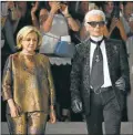  ??  ?? DUPLA. Silvia Venturini Fendi y Karl Lagerfeld cerraron el show.