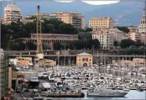  ??  ?? La capitale de la Ligurie se niche entre les montagnes et la Méditerran­ée.